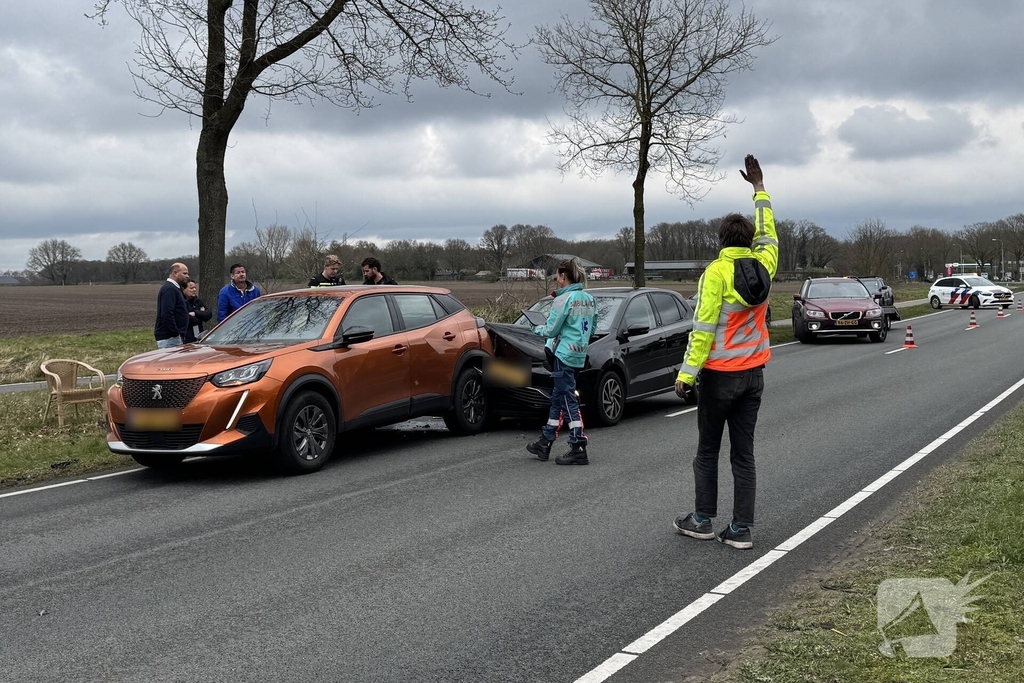 Botsing tussen twee auto's leidt tot gewonde