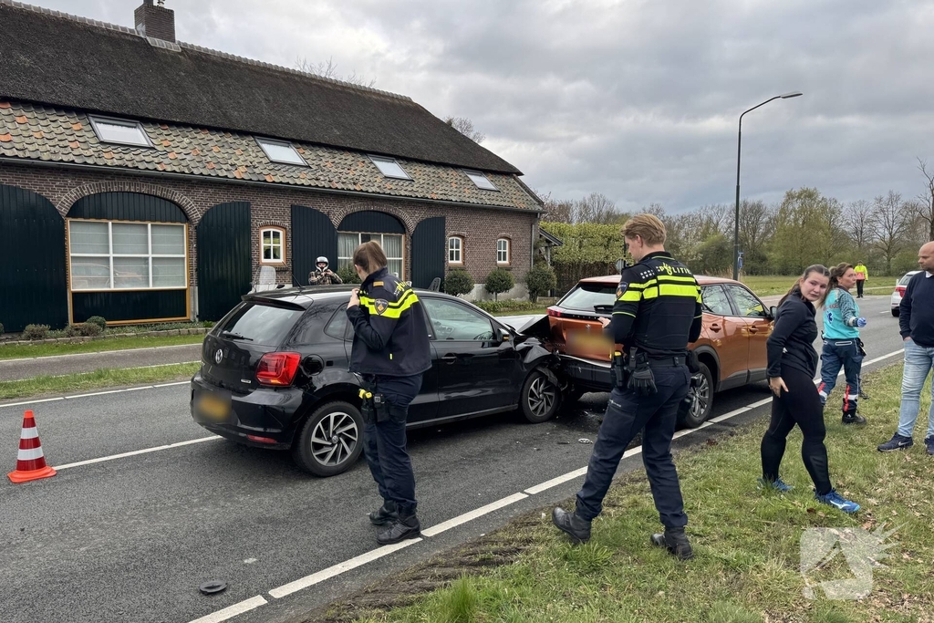 Botsing tussen twee auto's leidt tot gewonde