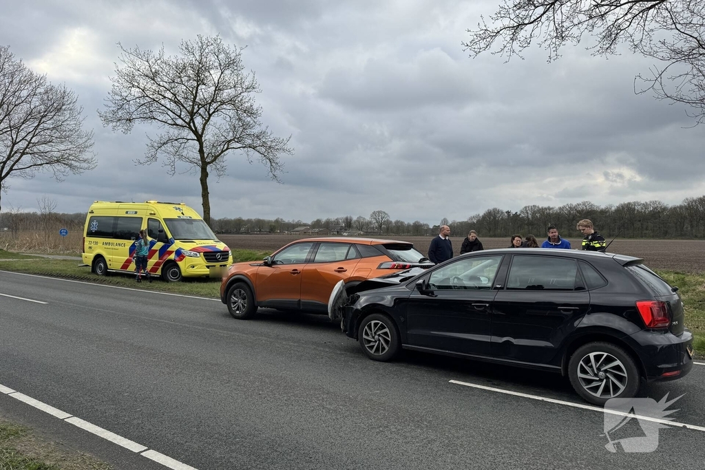 Botsing tussen twee auto's leidt tot gewonde