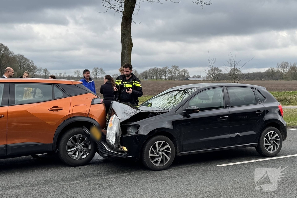 Botsing tussen twee auto's leidt tot gewonde