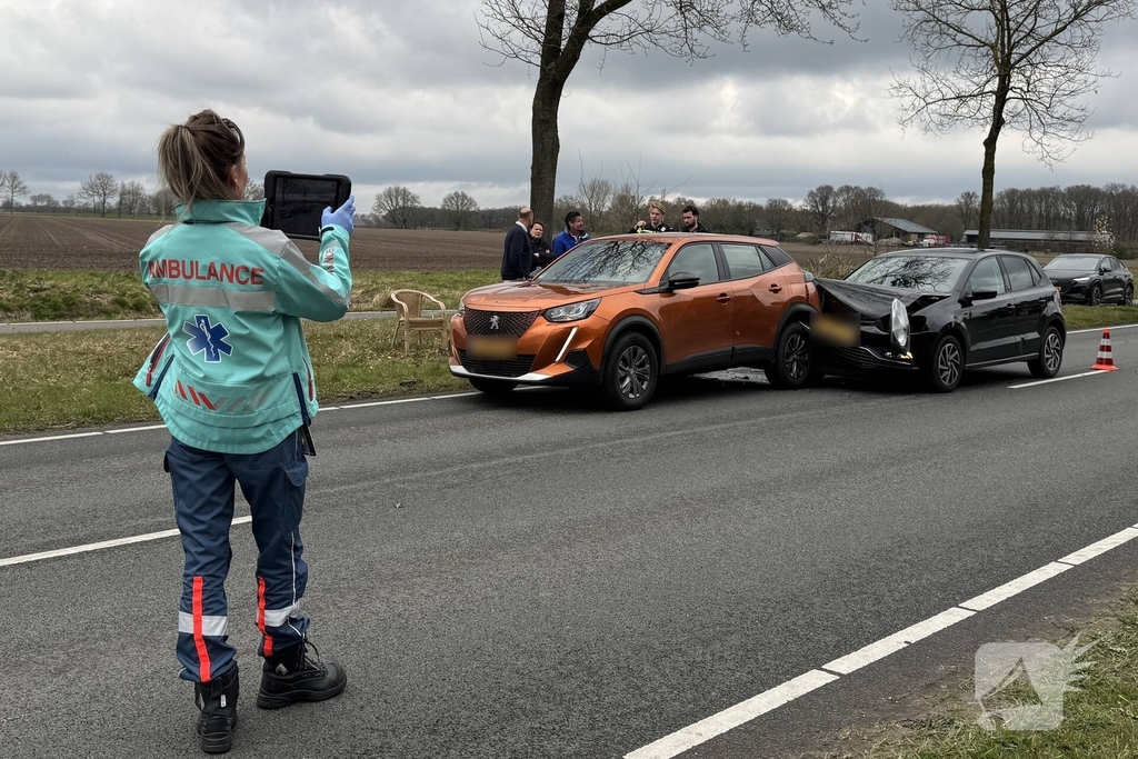 Botsing tussen twee auto's leidt tot gewonde