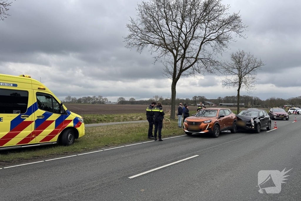 Botsing tussen twee auto's leidt tot gewonde
