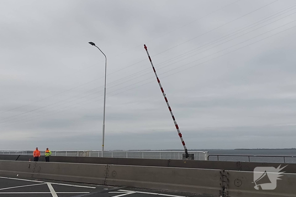 Aanrijding met slagboom veroorzaakt verkeersvertraging