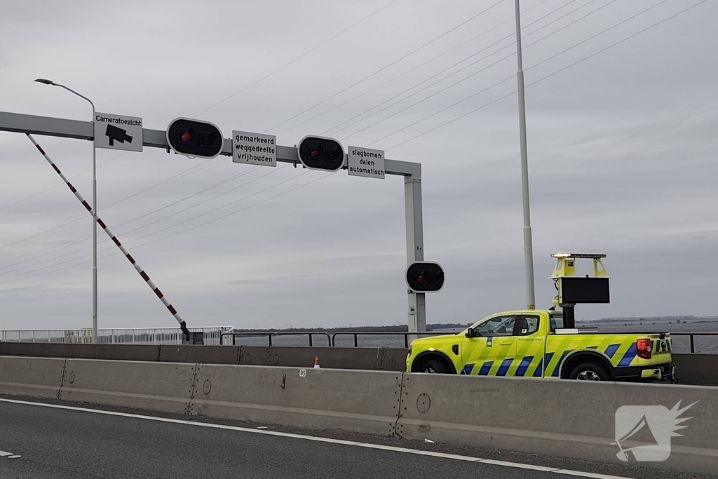Aanrijding met slagboom veroorzaakt verkeersvertraging