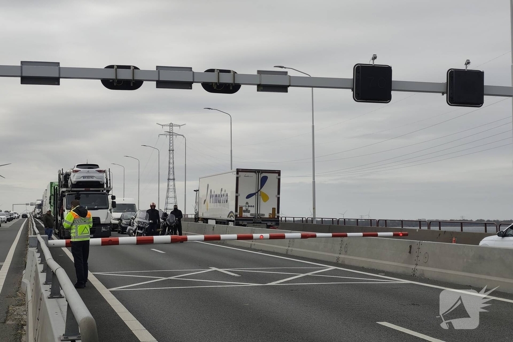 Aanrijding met slagboom veroorzaakt verkeersvertraging