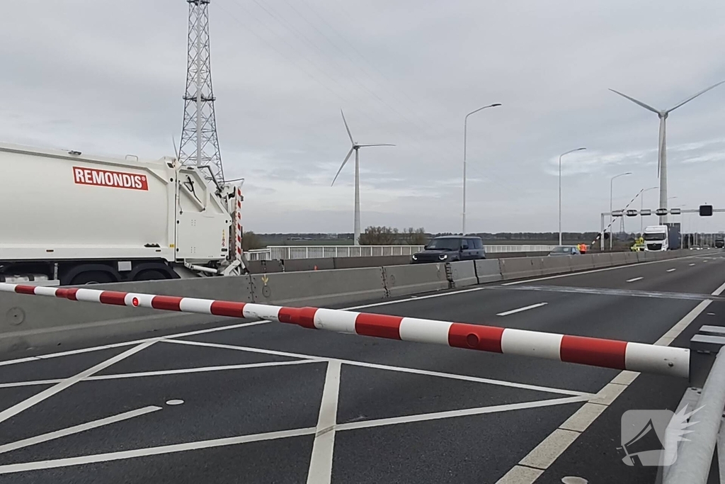 Aanrijding met slagboom veroorzaakt verkeersvertraging