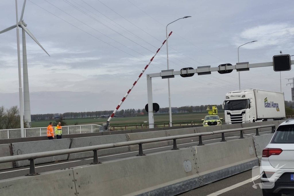 Aanrijding met slagboom veroorzaakt verkeersvertraging