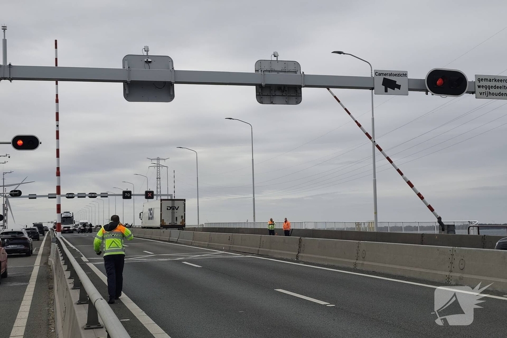 Aanrijding met slagboom veroorzaakt verkeersvertraging