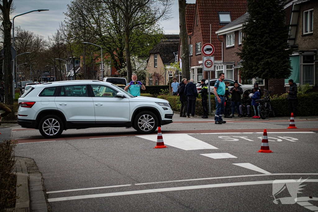 Fatbiker negeert stopbord en botst met auto