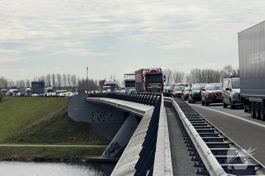 Vrachtwagens botsen op elkaar op snelweg