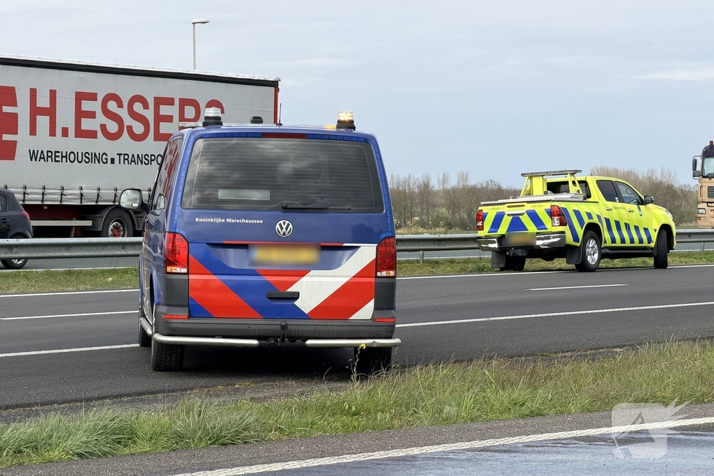 Vrachtwagens botsen op elkaar op snelweg