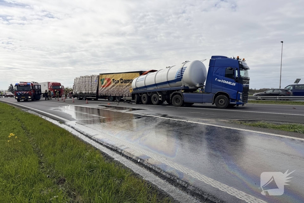 Vrachtwagens botsen op elkaar op snelweg