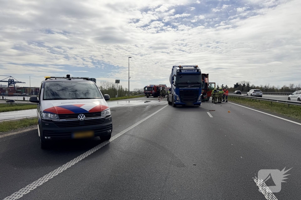 Vrachtwagens botsen op elkaar op snelweg