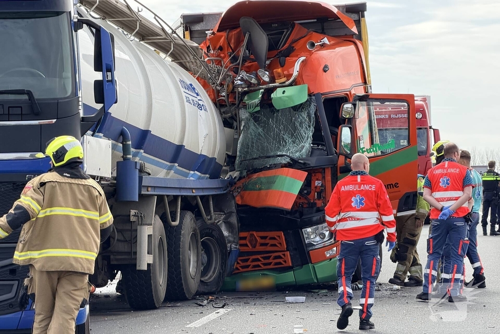 Vrachtwagens botsen op elkaar op snelweg