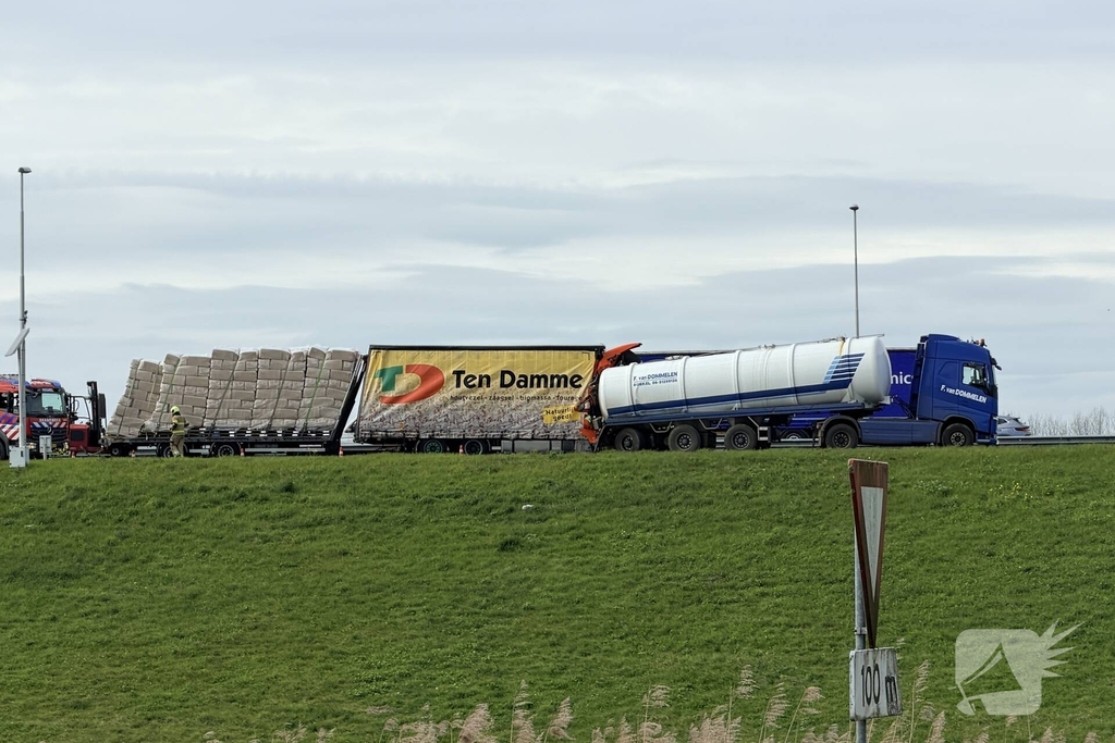 Vrachtwagens botsen op elkaar op snelweg