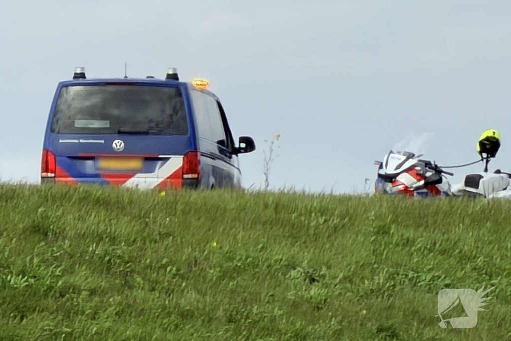 Vrachtwagens botsen op elkaar op snelweg