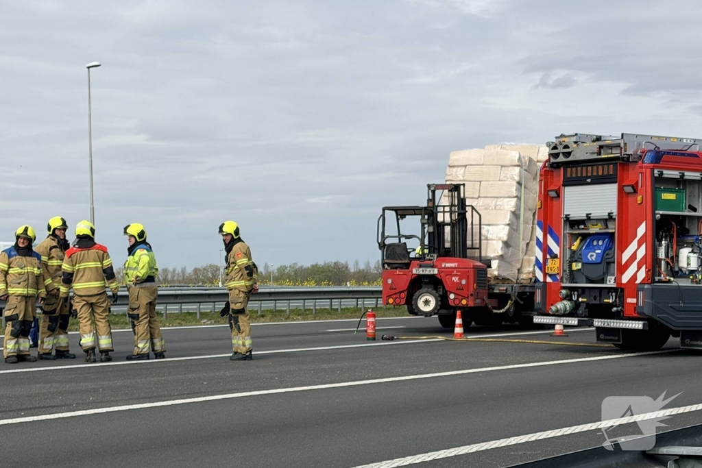 Vrachtwagens botsen op elkaar op snelweg