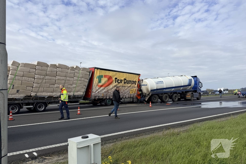 Vrachtwagens botsen op elkaar op snelweg