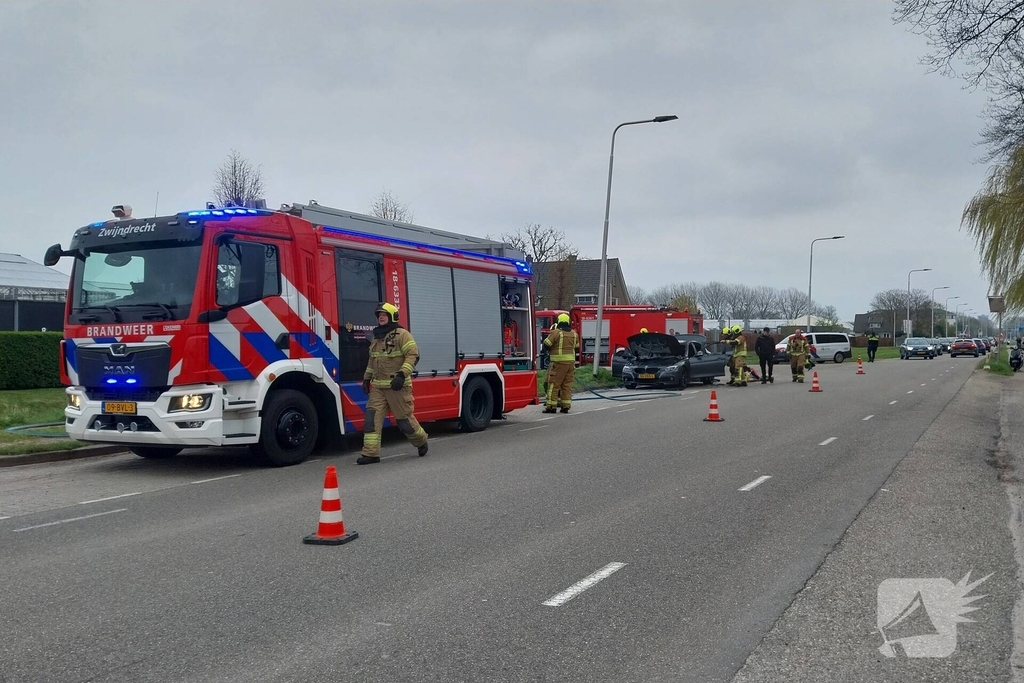 Auto brandt volledig uit