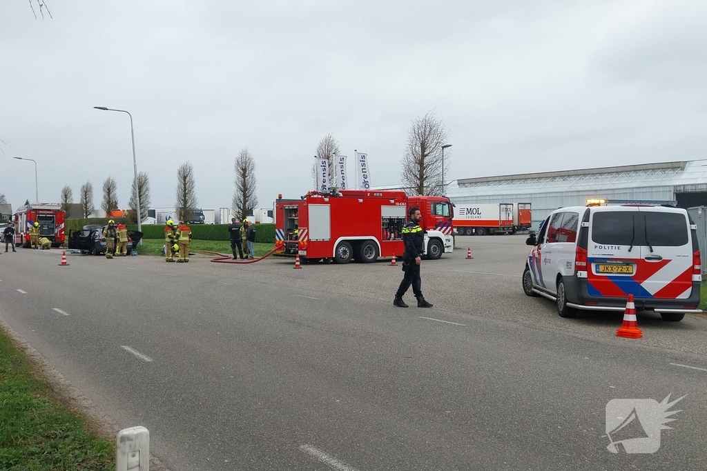 Auto brandt volledig uit