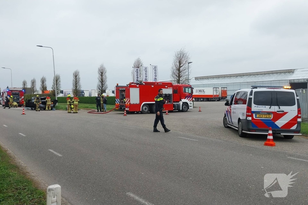 Auto brandt volledig uit