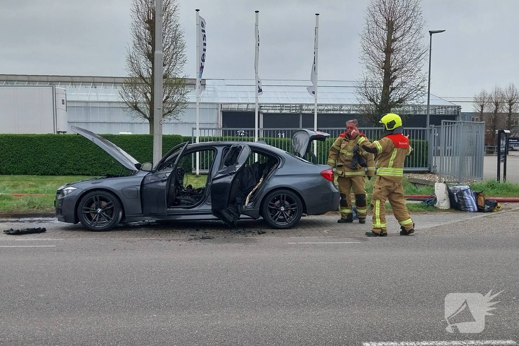 Auto brandt volledig uit