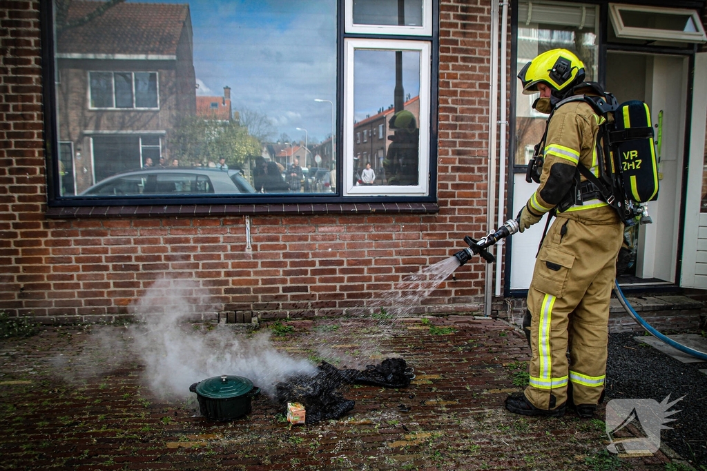 Woningbrand in keuken leidt tot rookontwikkeling
