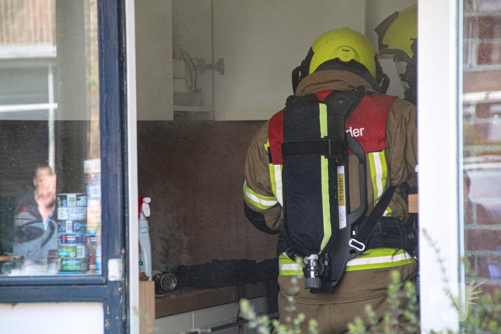 Woningbrand in keuken leidt tot rookontwikkeling