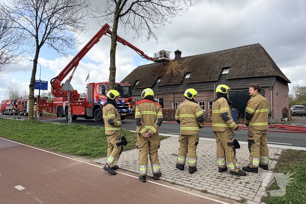 Brand in schoorsteen slaat over naar rieten dak