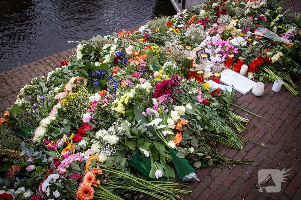 Studenten herdenken overleden student Cuinn met bloemen