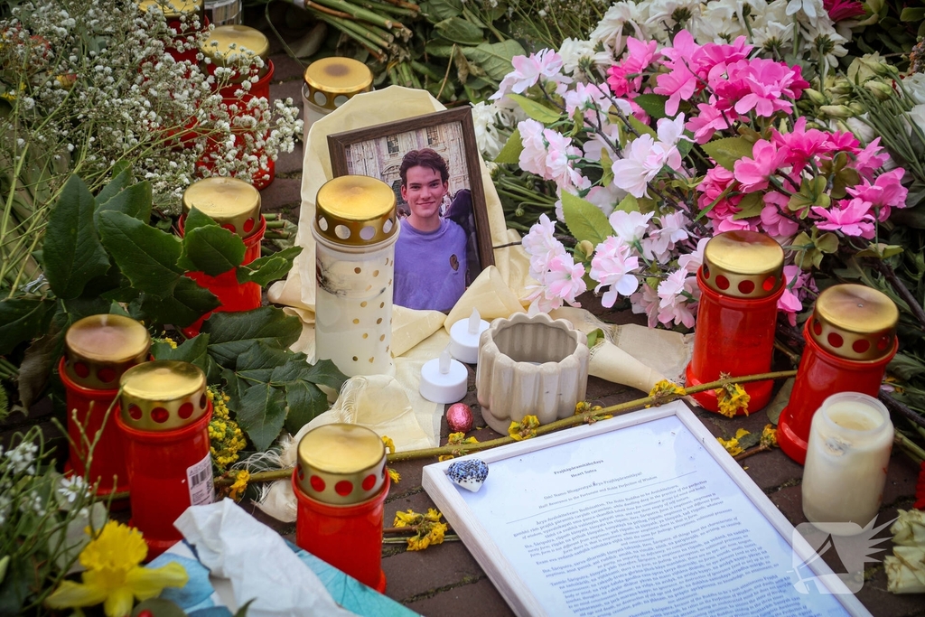 Studenten herdenken overleden student Cuinn met bloemen