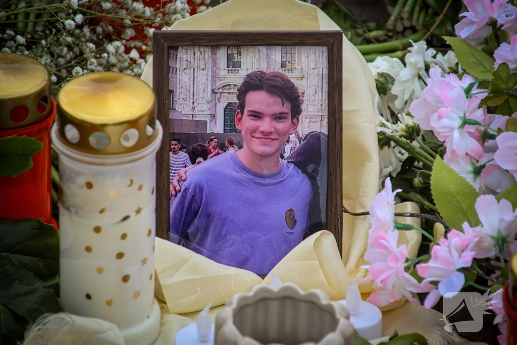 Studenten herdenken overleden student Cuinn met bloemen