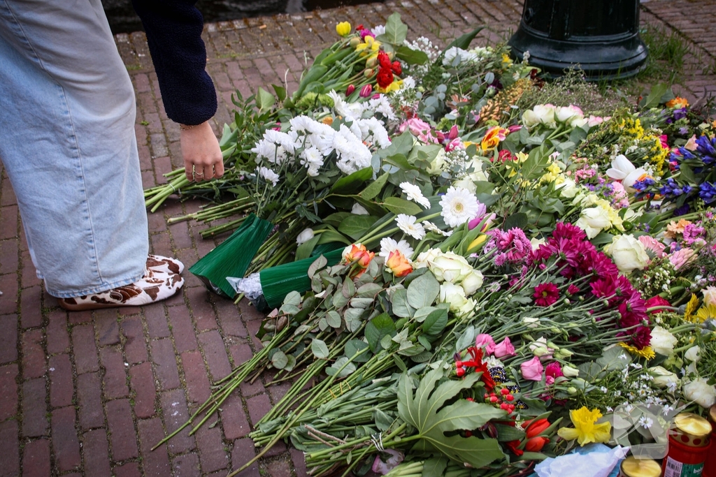 Studenten herdenken overleden student Cuinn met bloemen
