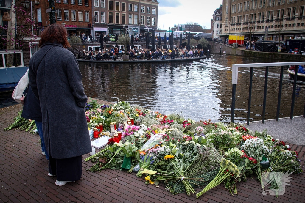 Studenten herdenken overleden student Cuinn met bloemen