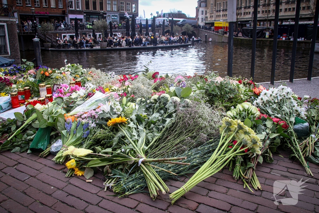 Studenten herdenken overleden student Cuinn met bloemen