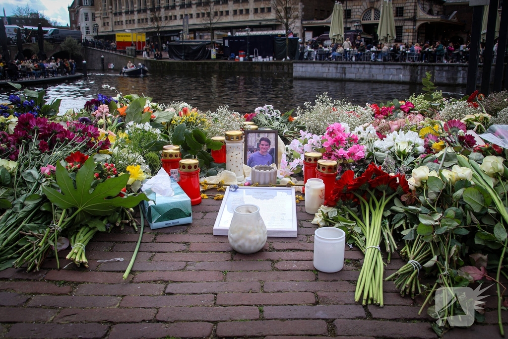 Studenten herdenken overleden student Cuinn met bloemen