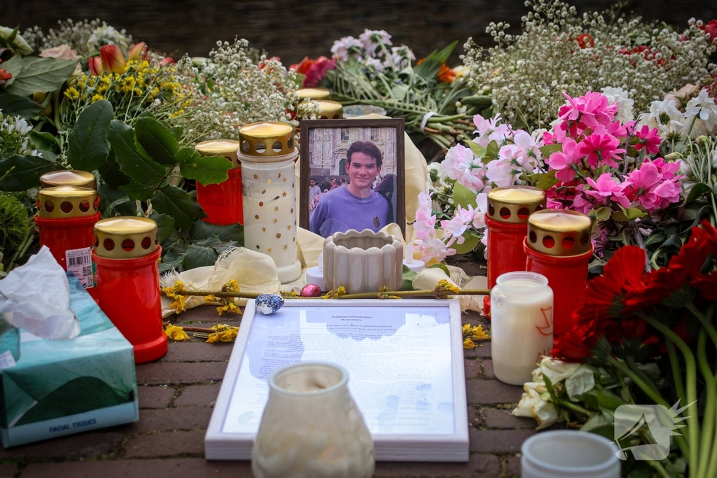 Studenten herdenken overleden student Cuinn met bloemen