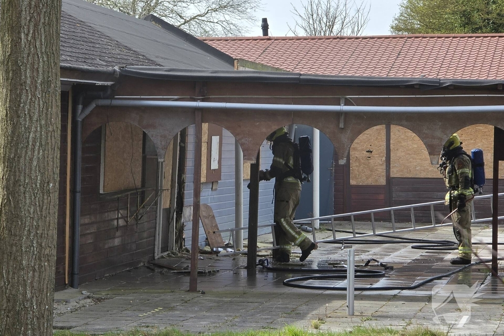 Brand in leegstaand pand moeilijk te bereiken