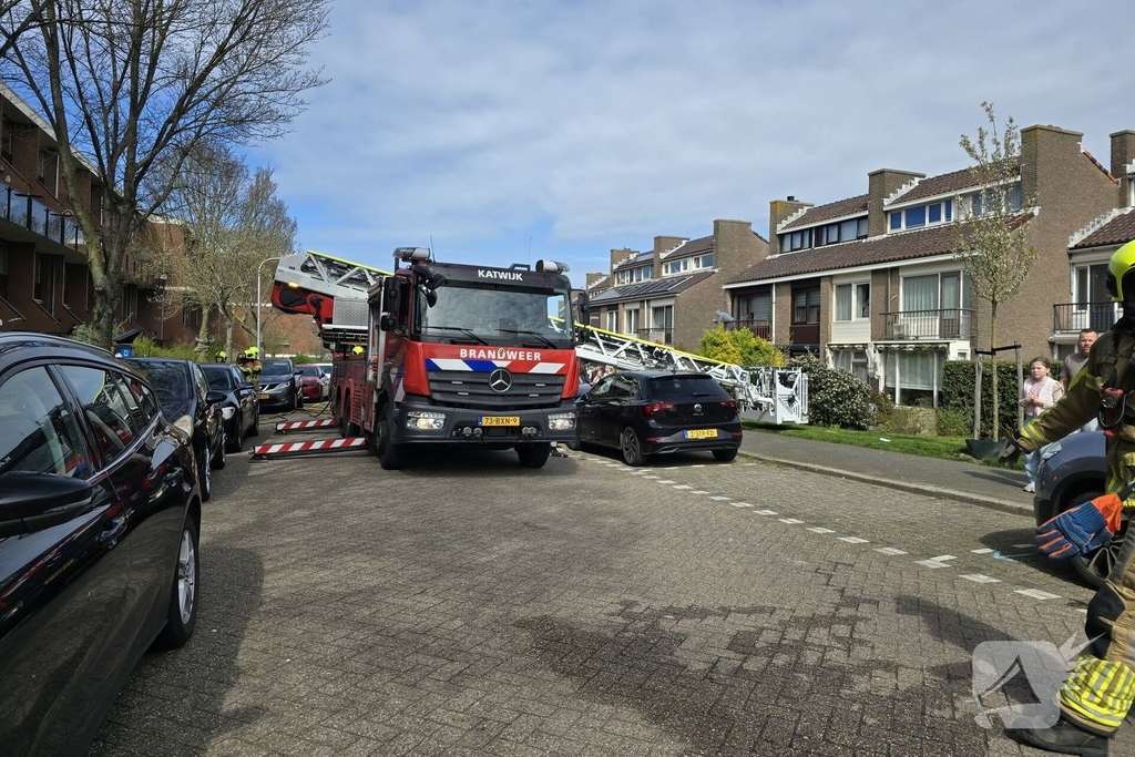 Vlammen slaan uit kast op balkon
