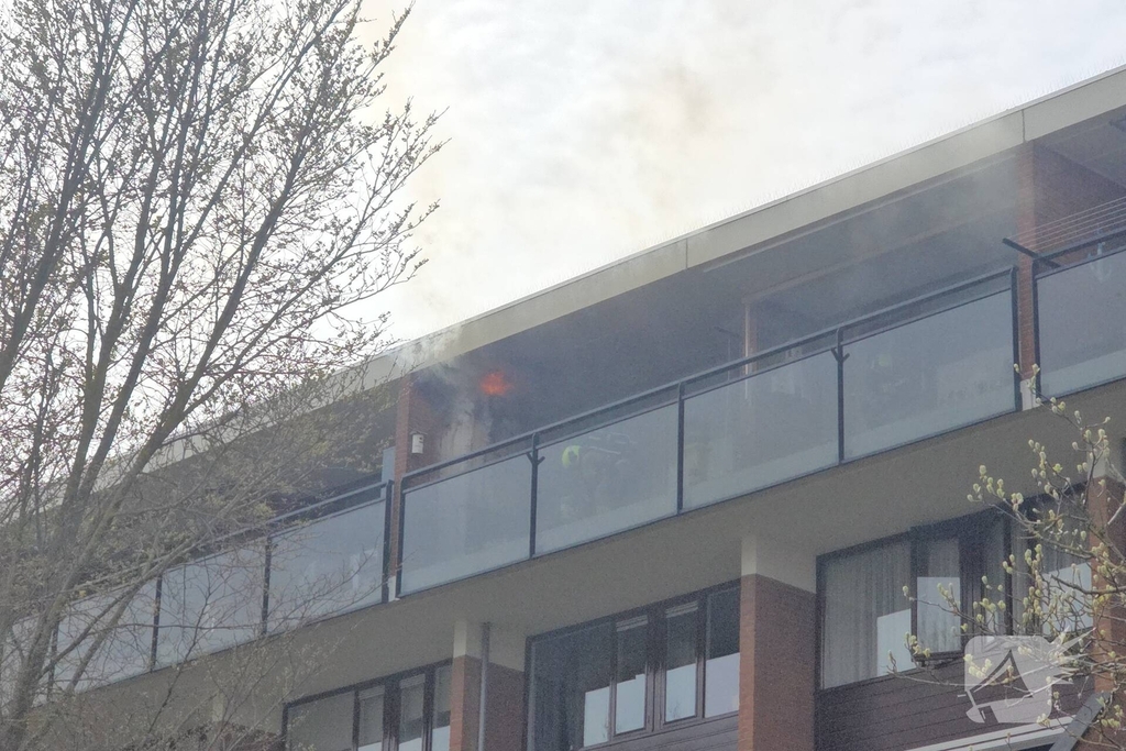 Vlammen slaan uit kast op balkon