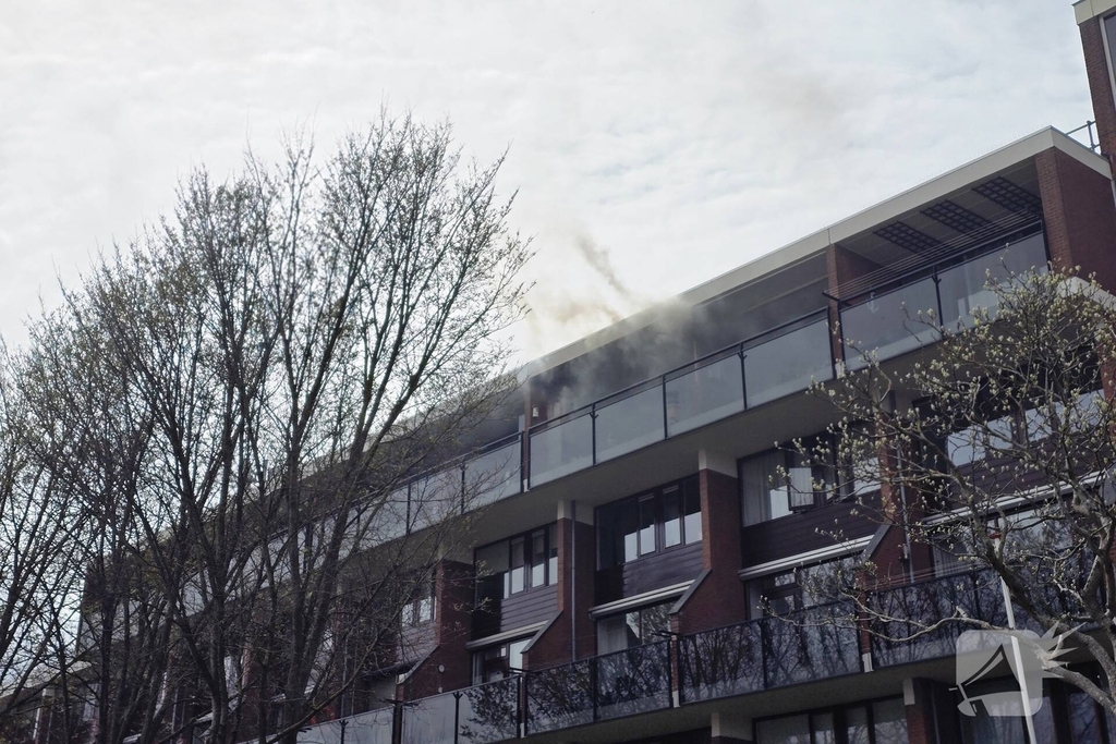 Vlammen slaan uit kast op balkon