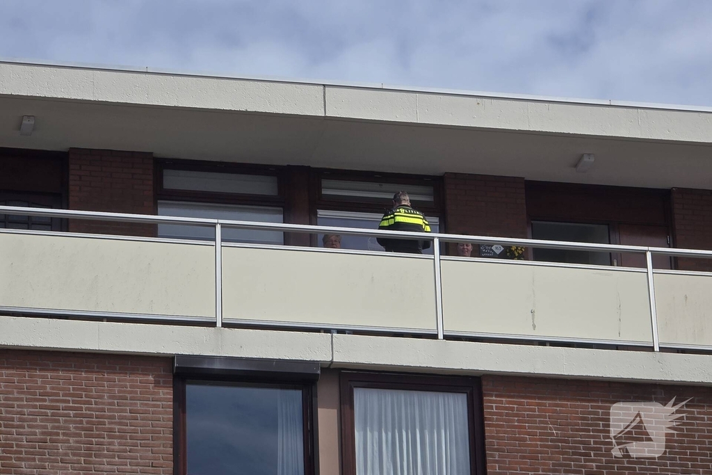 Vlammen slaan uit kast op balkon