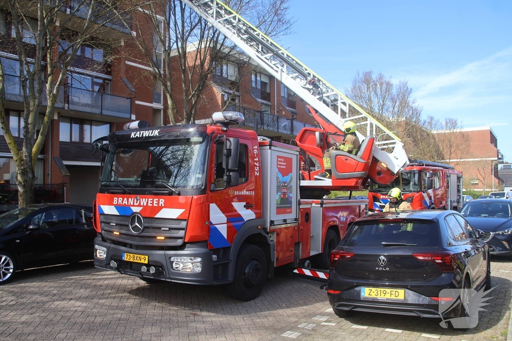 Vlammen slaan uit kast op balkon