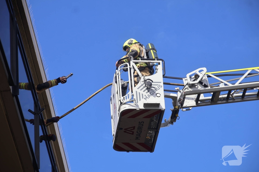Vlammen slaan uit kast op balkon