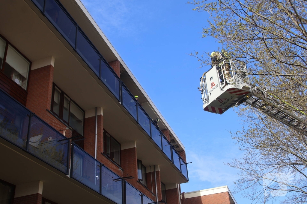 Vlammen slaan uit kast op balkon