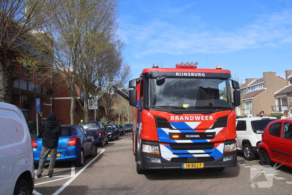 Vlammen slaan uit kast op balkon