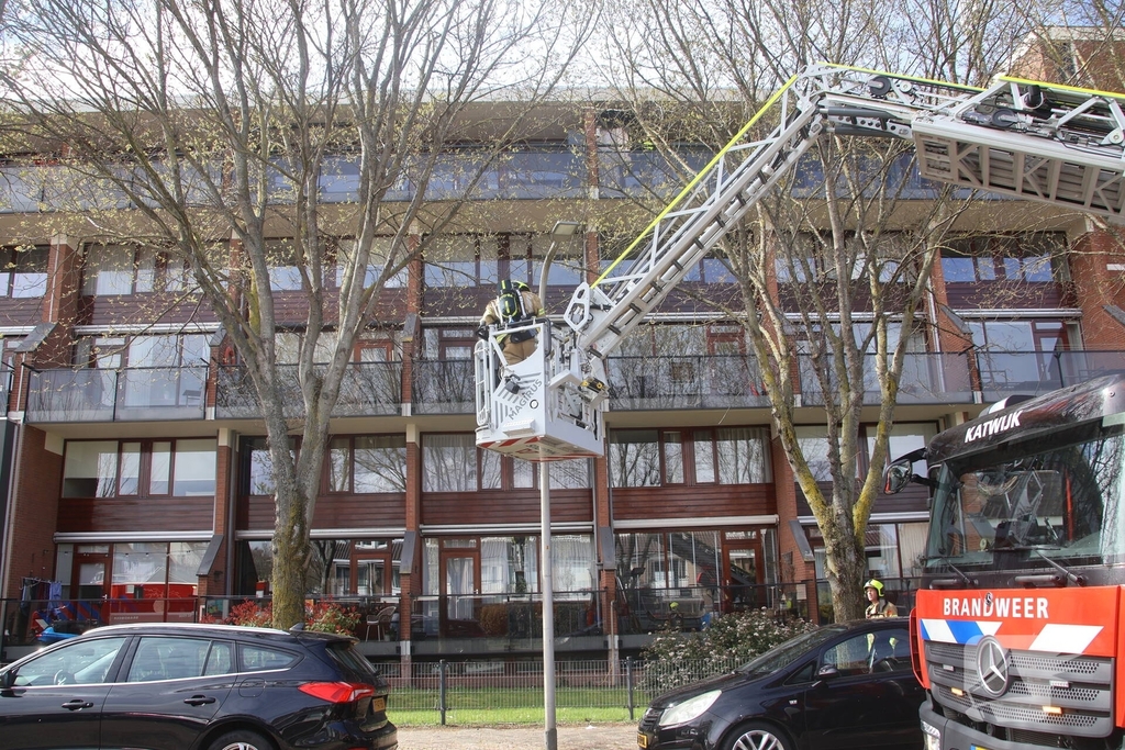 Vlammen slaan uit kast op balkon