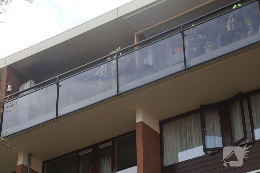 Vlammen slaan uit kast op balkon