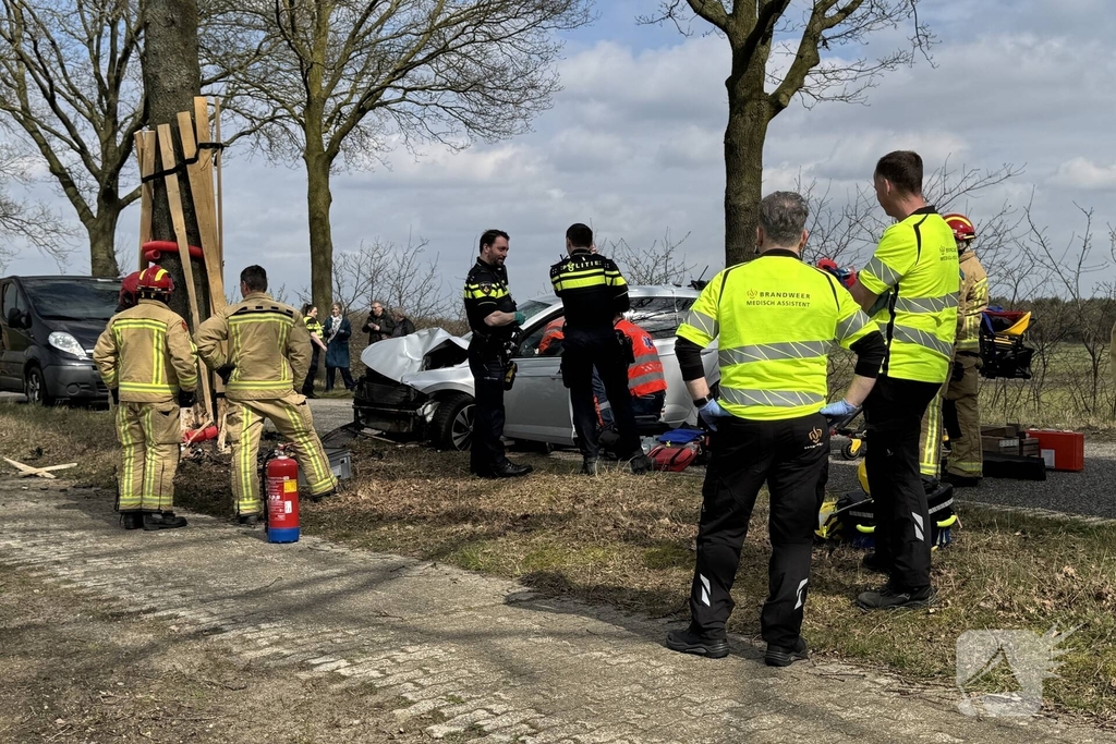 Ernstig ongeval met auto tegen boom