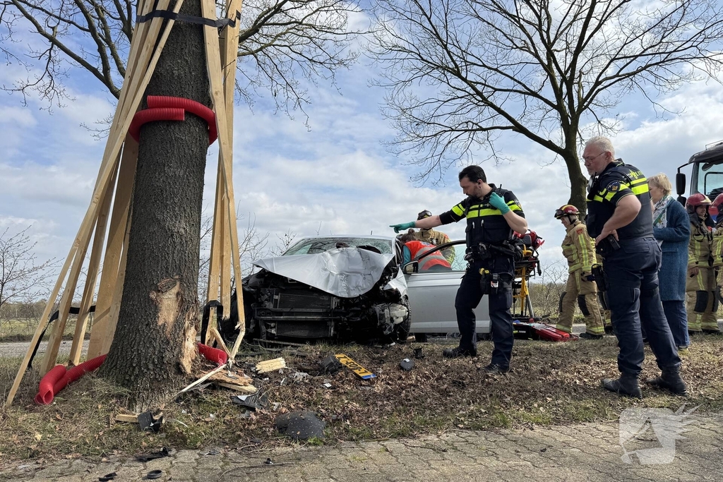 Ernstig ongeval met auto tegen boom